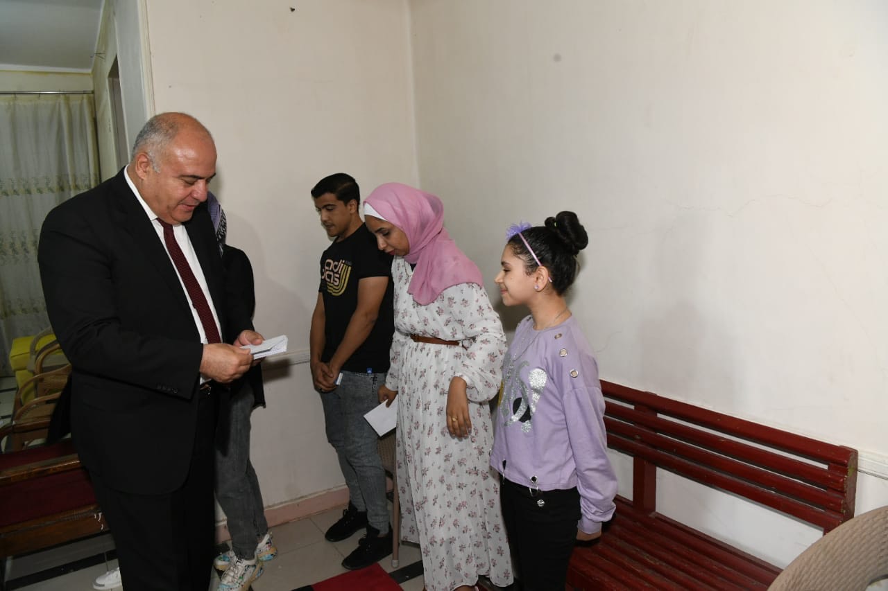 محافظ قنا يشارك فتيات دار الرحمة وأطفال جمعية الشباب القبطى فرحتهم بعيد الأضحى المبارك (29)