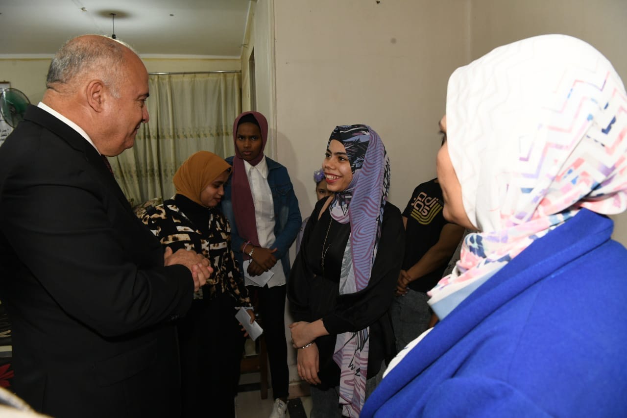 محافظ قنا يشارك فتيات دار الرحمة وأطفال جمعية الشباب القبطى فرحتهم بعيد الأضحى المبارك (27)