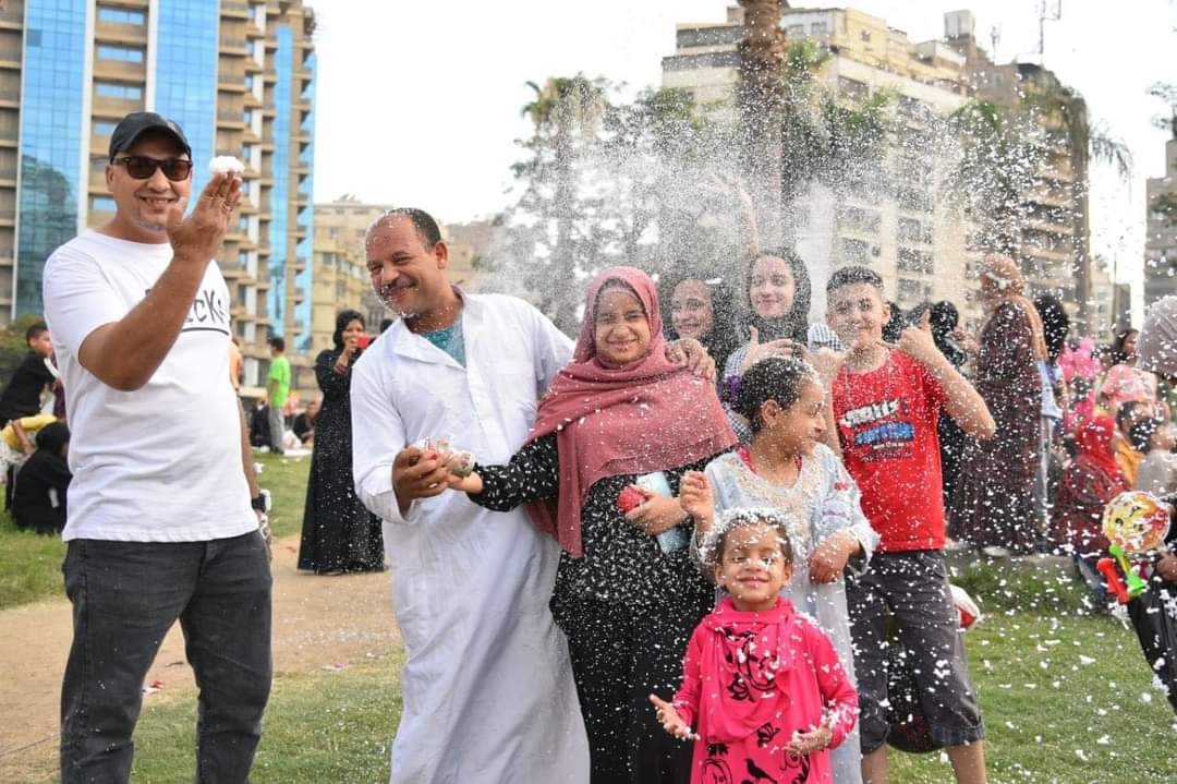 فرحة المواطنين والأطفال عقب صلاة العيد
