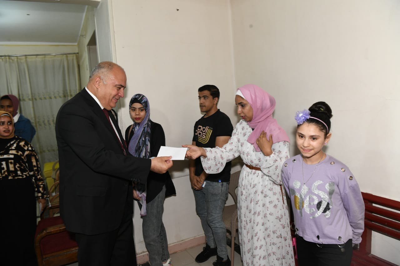 محافظ قنا يشارك فتيات دار الرحمة وأطفال جمعية الشباب القبطى فرحتهم بعيد الأضحى المبارك (25)