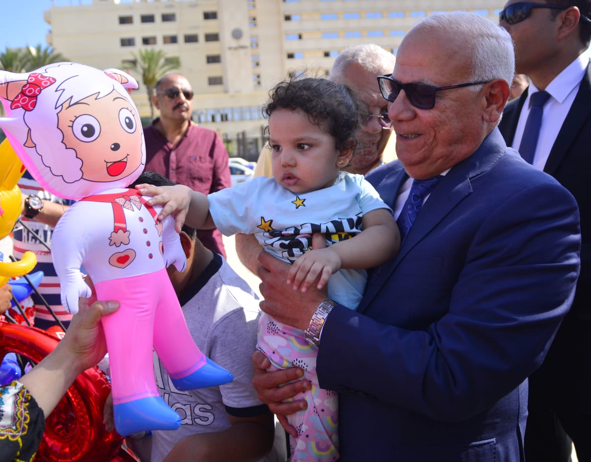 محافظ بورسعيد يتفقد ساحة الشهداء ويوزع هدايا العيد علي الأطفال (1)