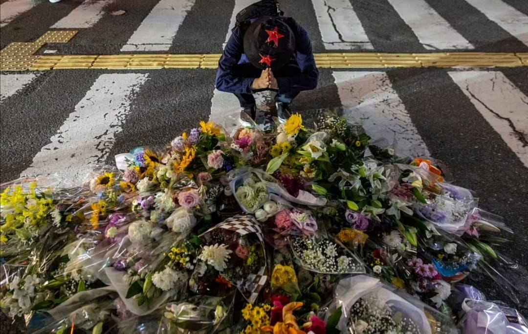 باقات الزهور مكان مقتل شينزو آبى