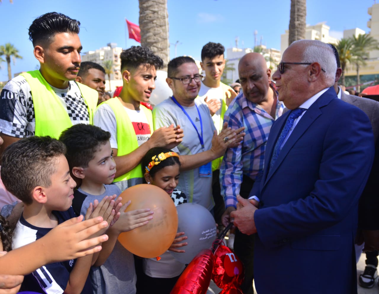 محافظ بورسعيد يتفقد ساحة الشهداء ويوزع هدايا العيد علي الأطفال (5)