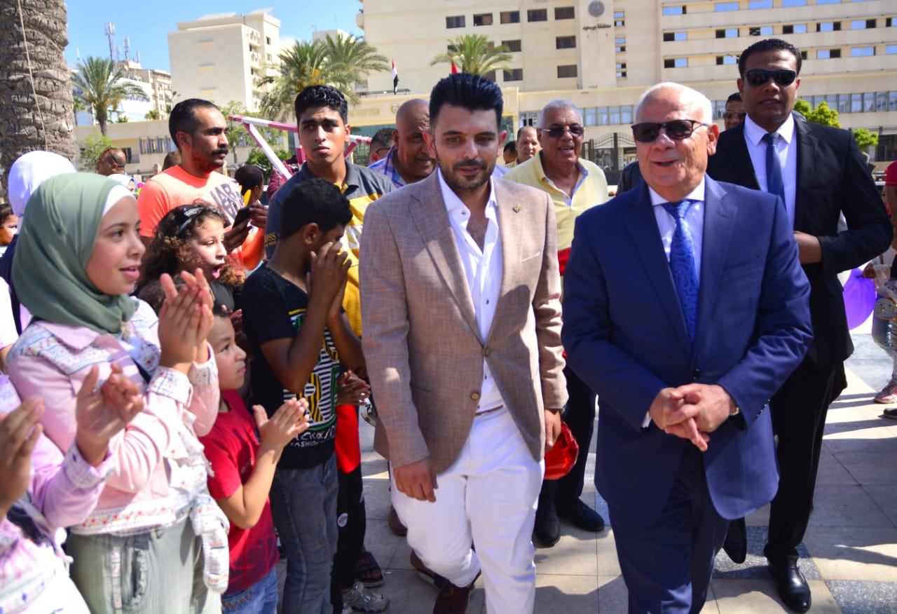محافظ بورسعيد يتفقد ساحة الشهداء ويوزع هدايا العيد علي الأطفال (2)