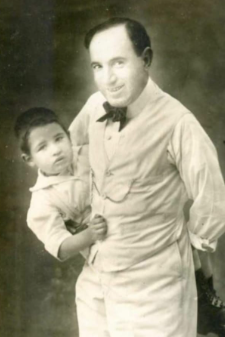 محمد عبد القدوس مع ابنه احسان
