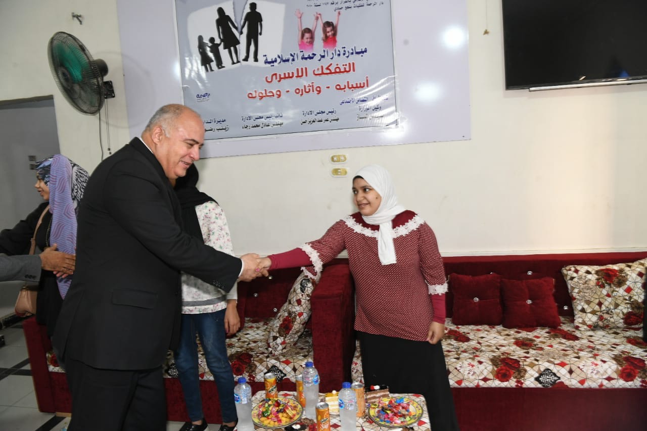 محافظ قنا يشارك فتيات دار الرحمة وأطفال جمعية الشباب القبطى فرحتهم بعيد الأضحى المبارك (4)