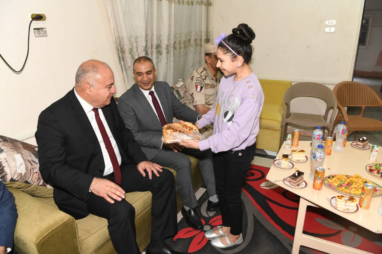 محافظ قنا يشارك فتيات دار الرحمة وأطفال جمعية الشباب القبطى فرحتهم بعيد الأضحى المبارك (13)