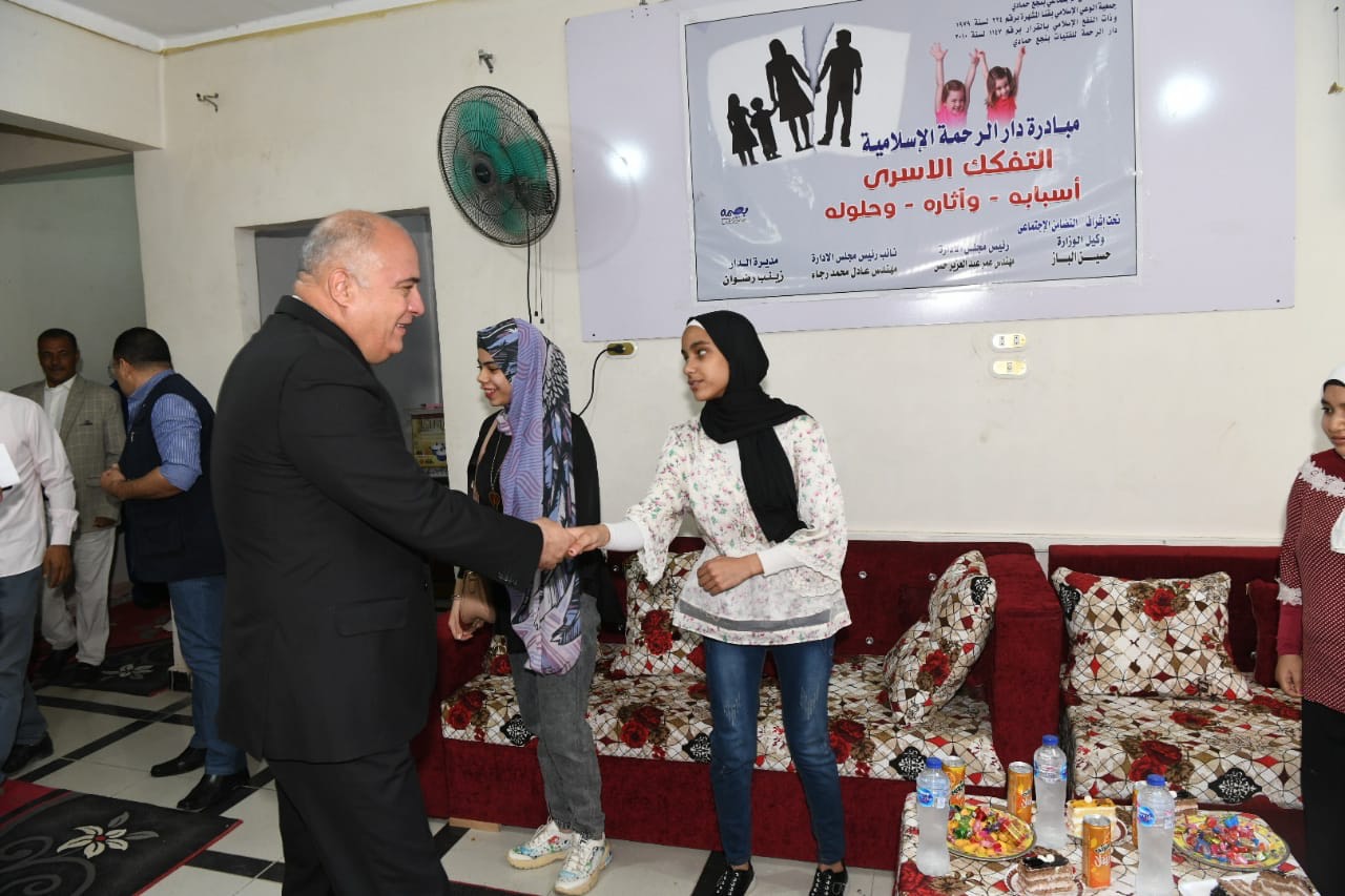 محافظ قنا يشارك فتيات دار الرحمة وأطفال جمعية الشباب القبطى فرحتهم بعيد الأضحى المبارك (3)