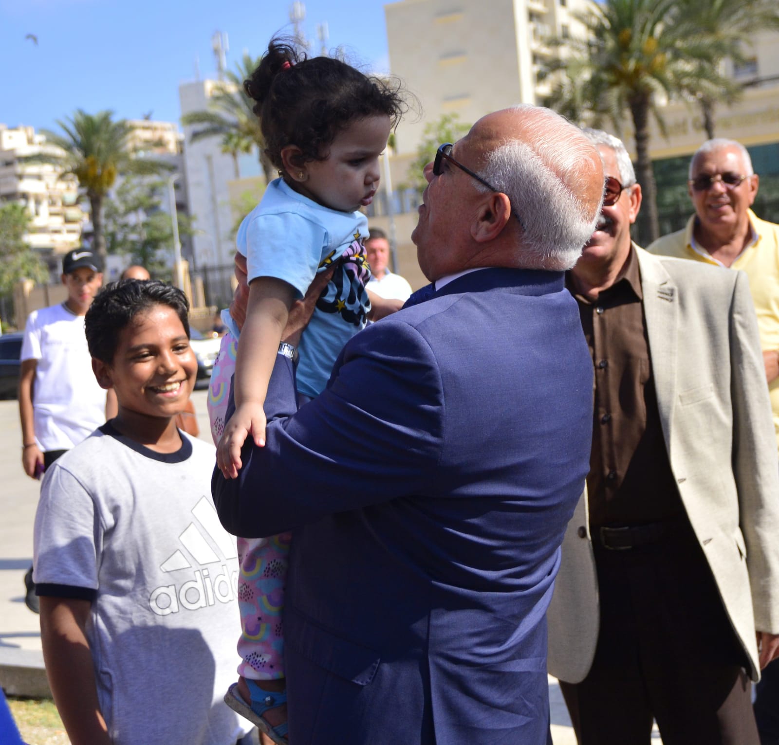 محافظ بورسعيد يتفقد ساحة الشهداء ويوزع هدايا العيد علي الأطفال (4)