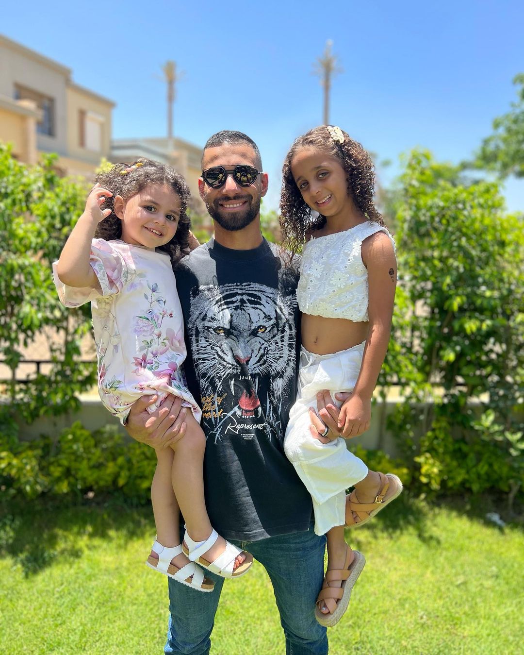 عمرو السولية مع ابناءه