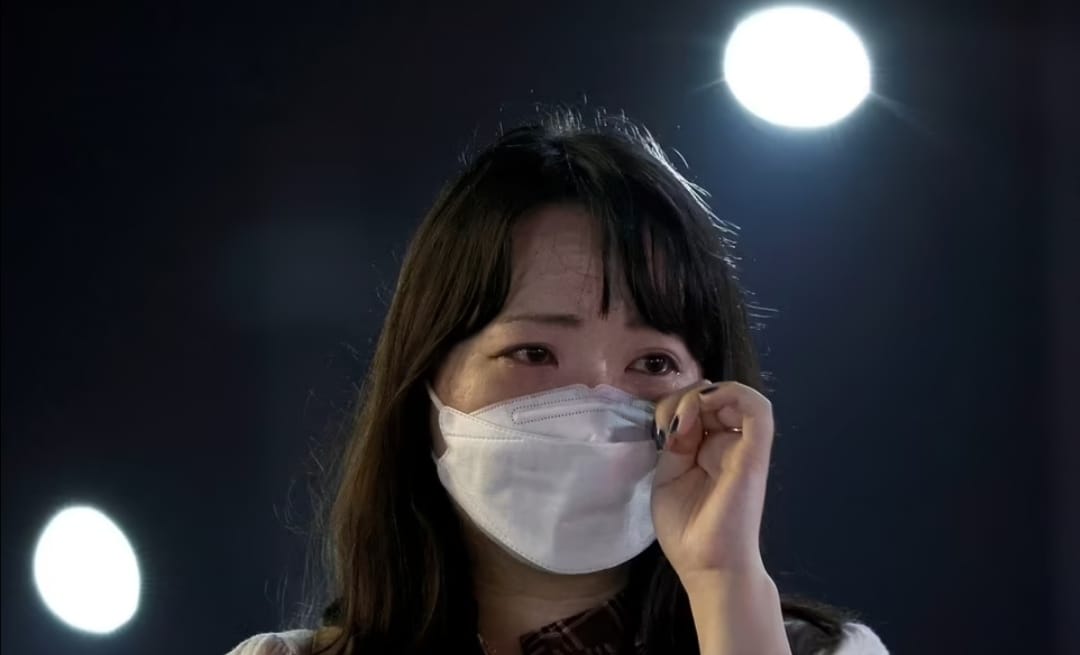 بكاء اليابانىين بعد مقتل آبى