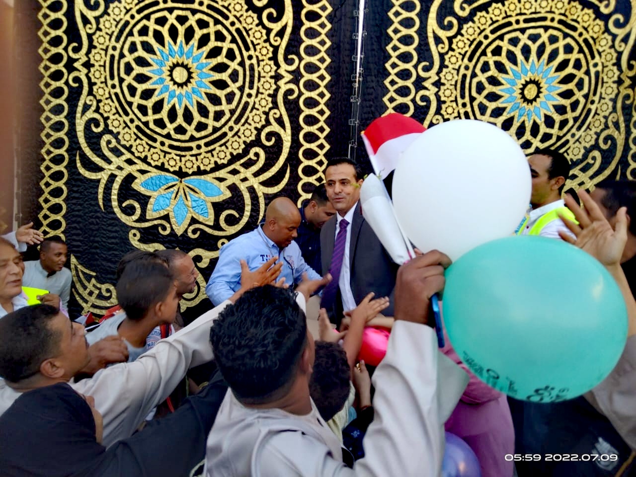 رئيس مدينة الأقصر يوزع الحلوى على الأهالى فى ميدان أبو الحجاج  (1)