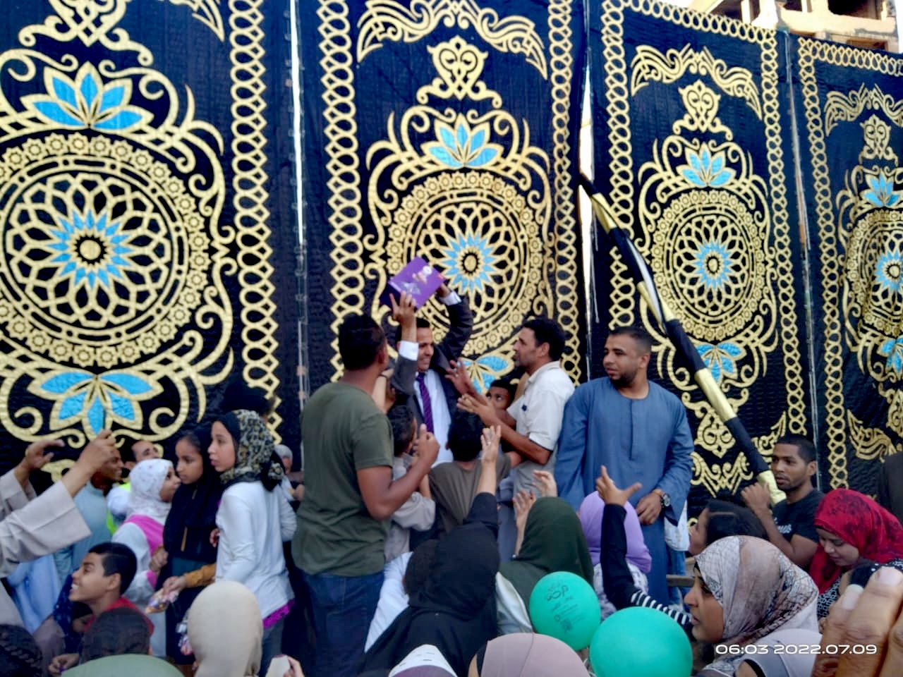 رئيس مدينة الأقصر يوزع الحلوى على الأهالى فى ميدان أبو الحجاج  (4)