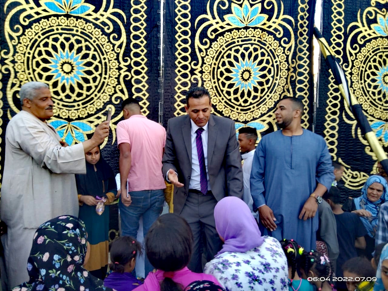 رئيس مدينة الأقصر يوزع الحلوى على الأهالى فى ميدان أبو الحجاج  (2)