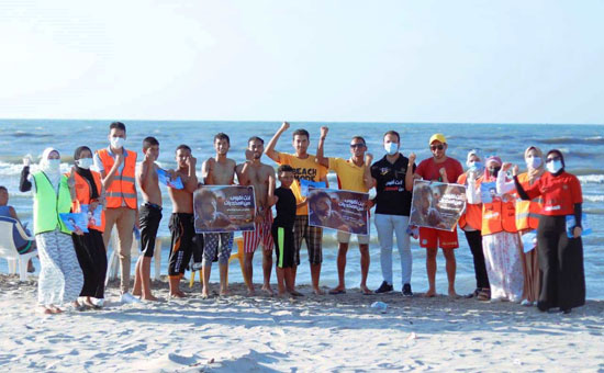 اعضاء-الحملة-على-شاطئ-المصيف