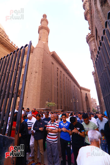 المصلين بمسجد السلطان حسن (13)