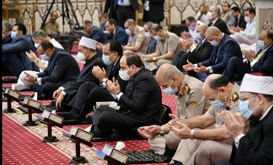 الرئيس يؤدى صلاة عيد الأضحى بمسجد المشير طنطاوى