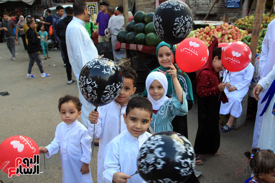 فرحة الأطفال بالبلالين بعد صلاة العيد