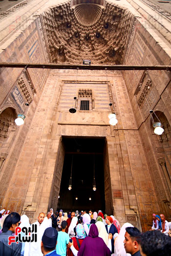 المصلين بمسجد السلطان حسن (2)