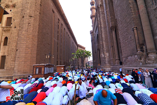 المصلين بمسجد السلطان حسن (11)