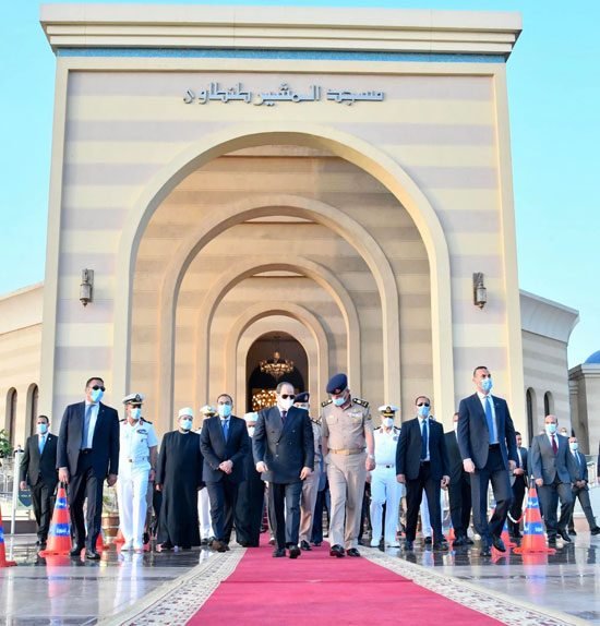 الرئيس السيسى وكبار قيادات الدولة يؤدون صلاة عيد الأضحى بمسجد المشير طنطاوى (2)