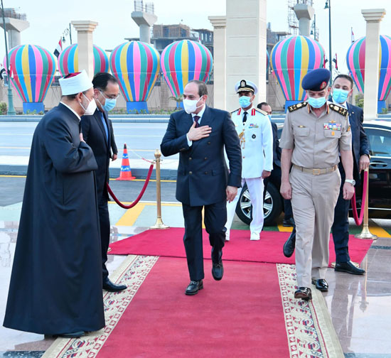 لحظة وصول الرئيس السيسي مسجد المشير