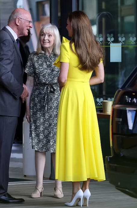 كيت أنيقة فى فستان أصفر