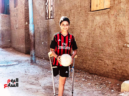 عمر-أيمن-بطل-صغير-يمارس-شغفه-بكرة-القدم-بساق-واحدة-وعكازين