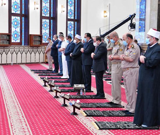الرئيس السيسى وكبار قيادات الدولة يؤدون صلاة العيد بمسجد المشير طنطاوى