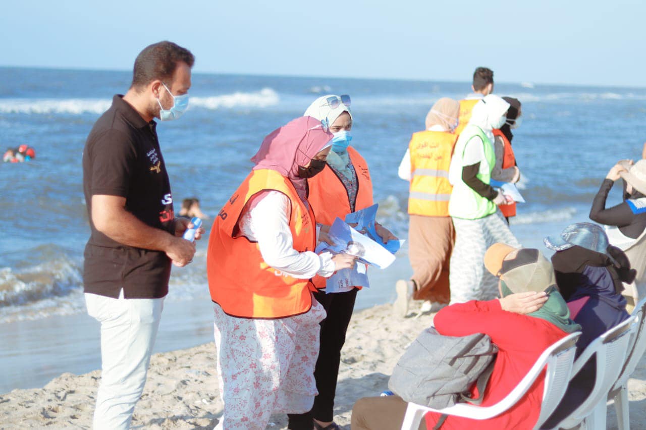 انتشار  أعضاء الحملة بشواطئ المصيف