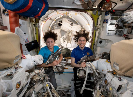 رائدا الفضاء الأمريكيتان جيسيكا مير وكريستينا كوخ في محطة الفضاء الدولية