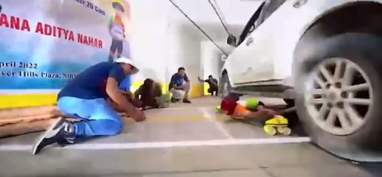 فتاة هندية تحقق رقم قياسة بالتزلج تحت السيارات