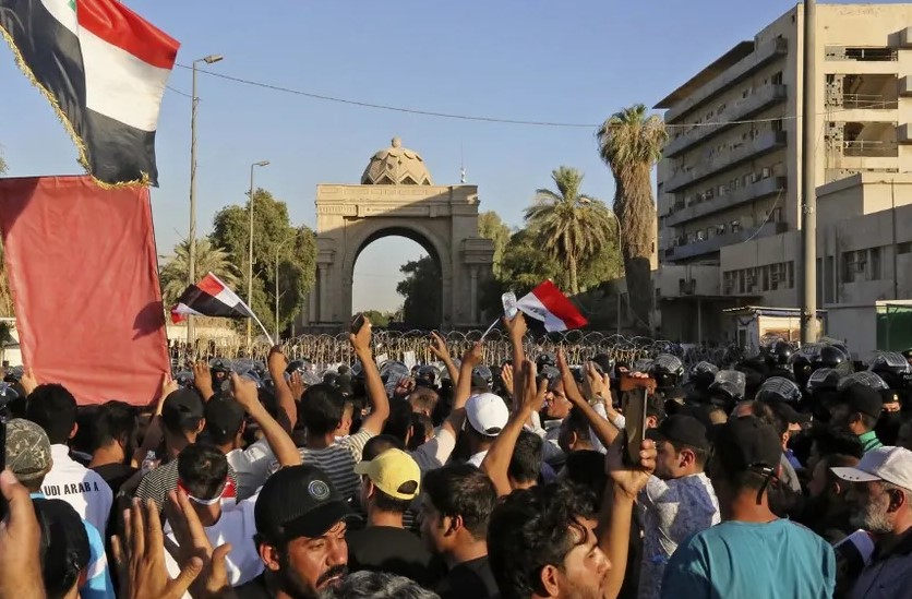 متظاهرون عراقييون