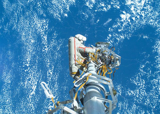رائد فضاء روسي خلال مهمة في الفضاء المفتوح