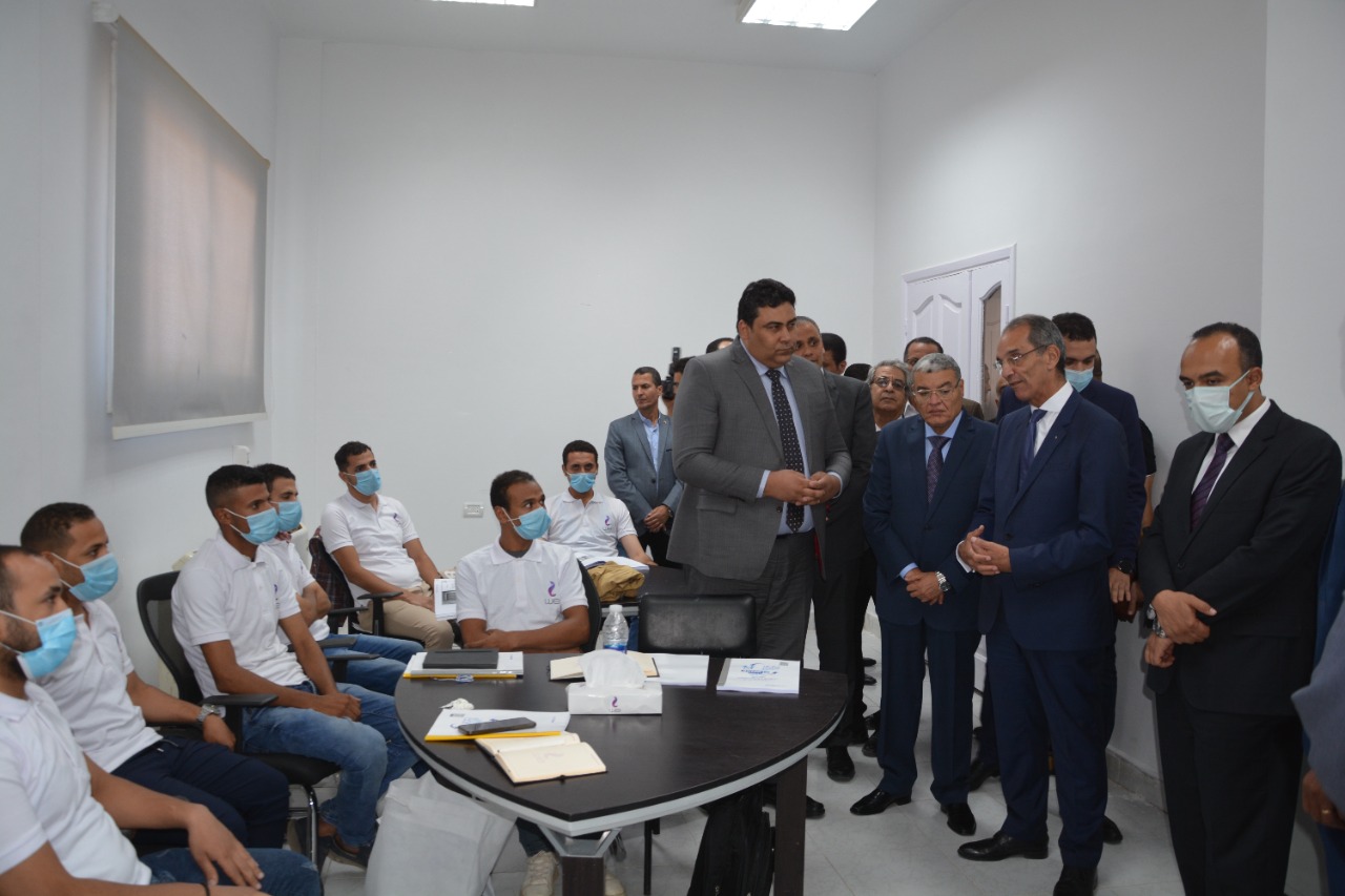 وزير الاتصالات ومحافظ المنيا يفتتحان مكتب بريد الشباب  (2)