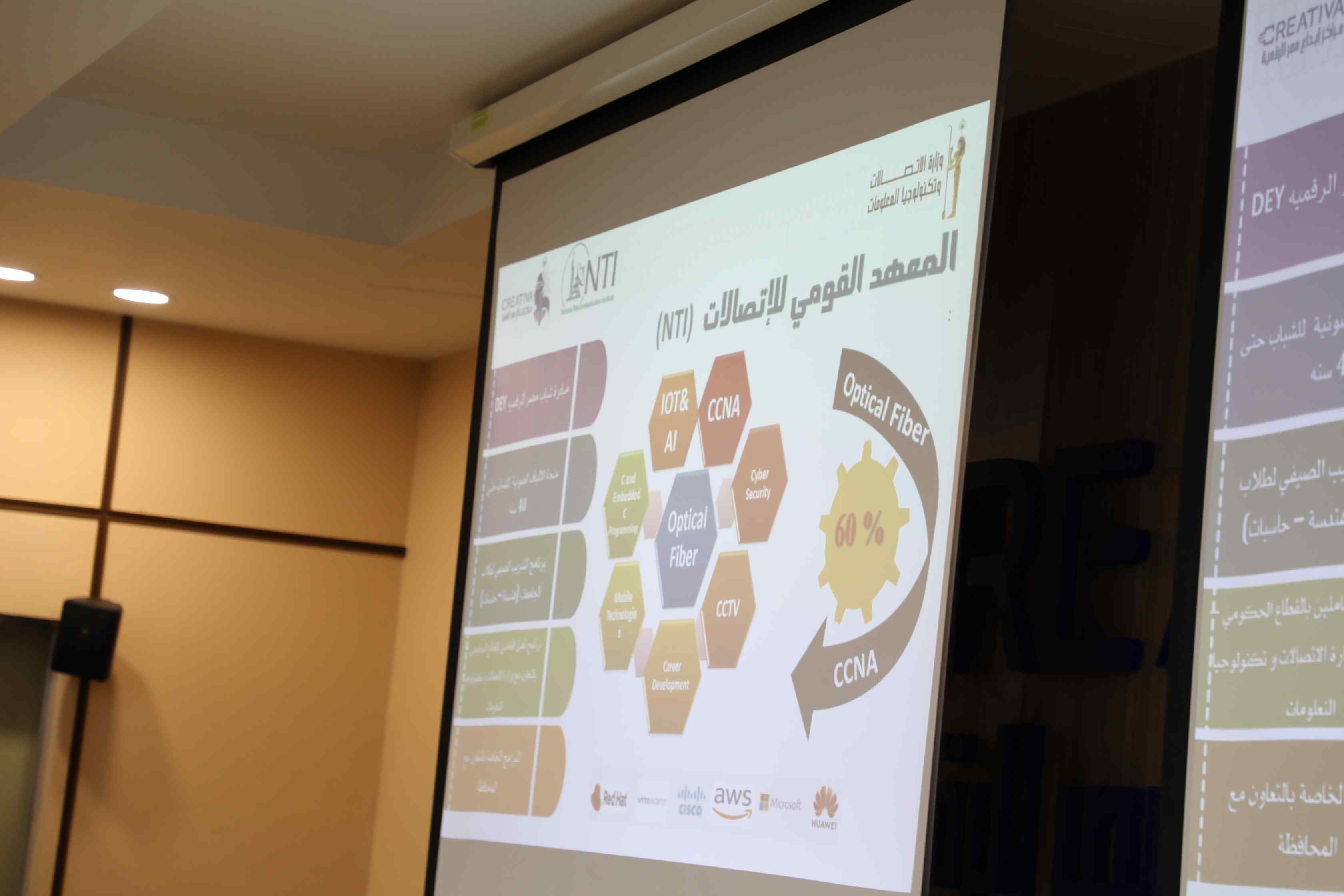 وزير الاتصالات يتفقد مركز إبداع مصر الرقمية بجامعة المنيا (1)