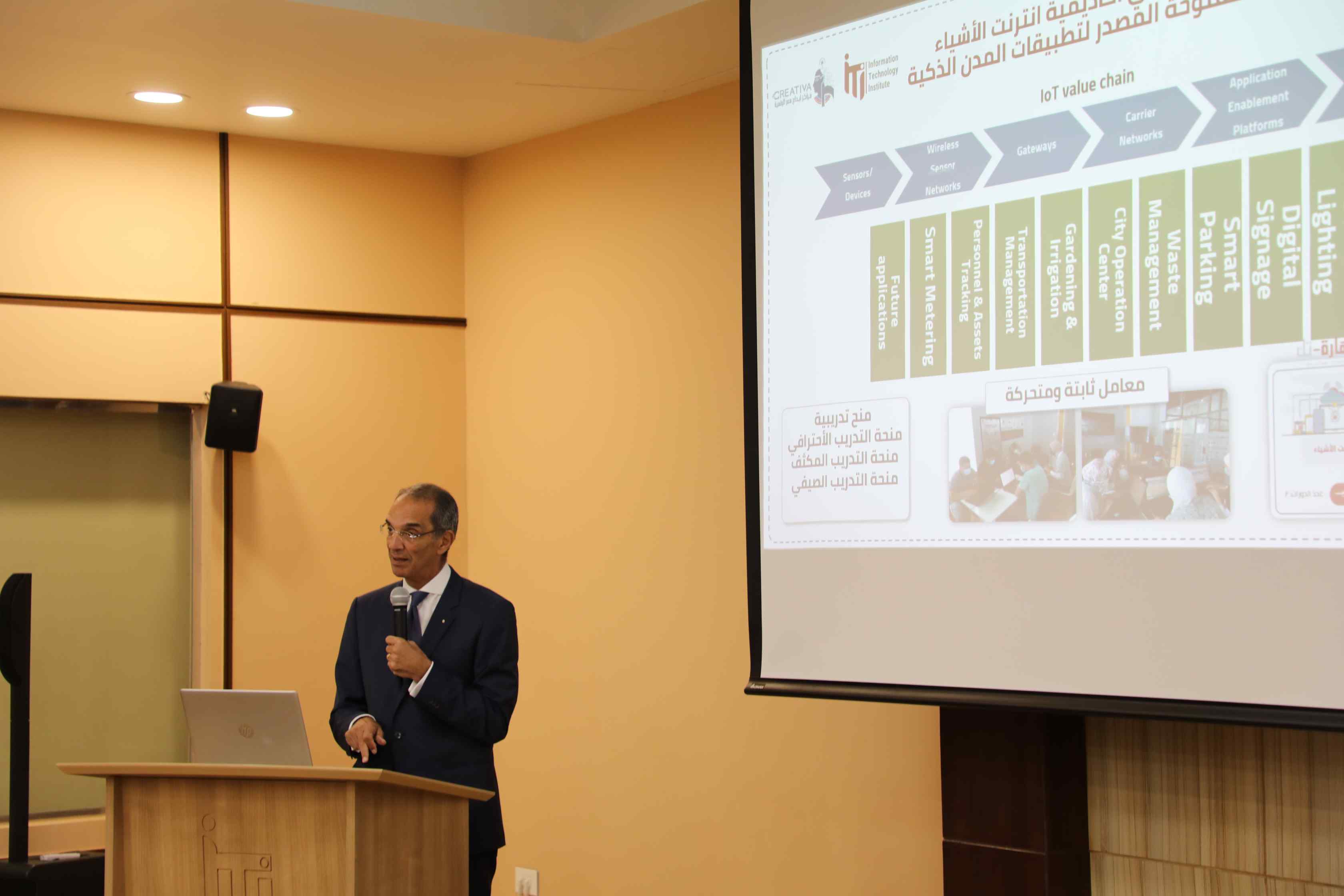 وزير الاتصالات يتفقد مركز إبداع مصر الرقمية بجامعة المنيا (4)