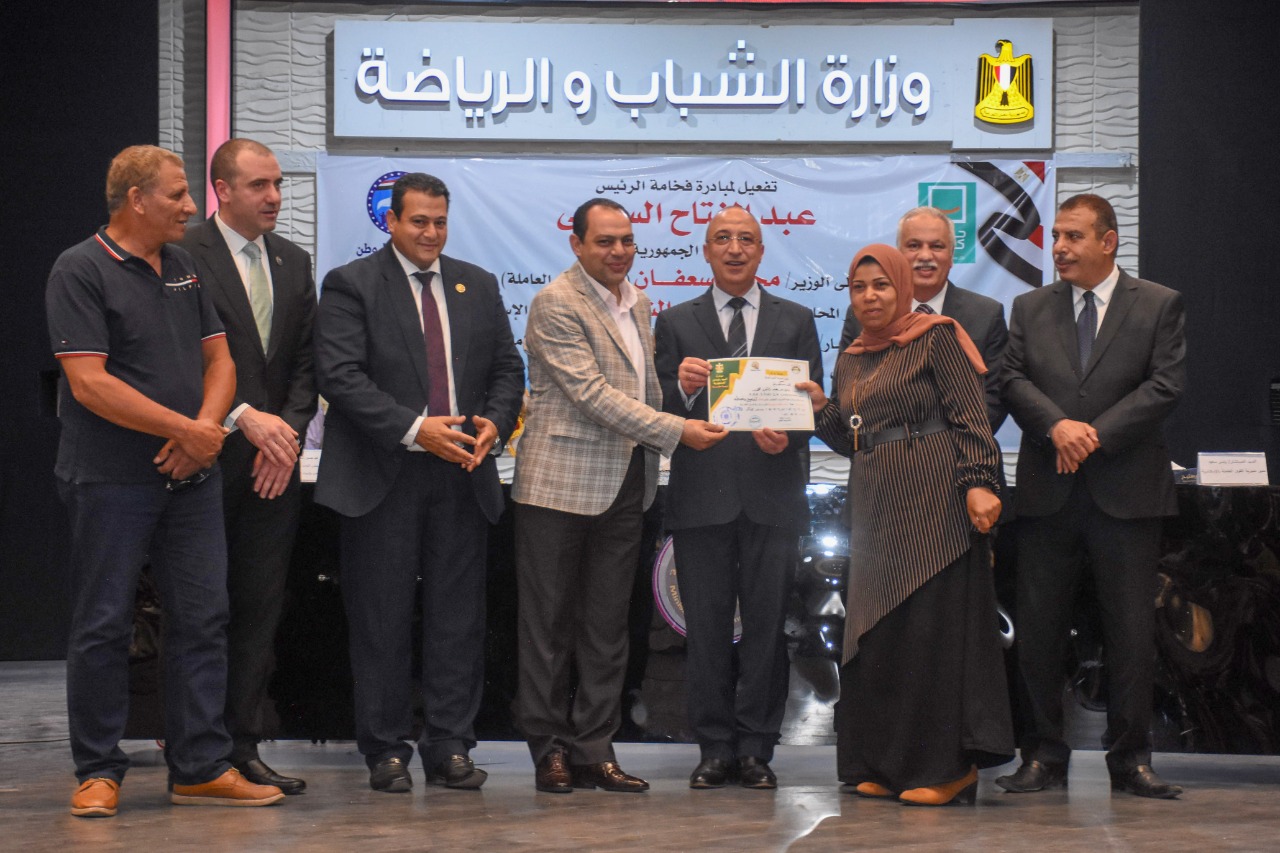 محافظ الإسكندرية يشهد حفل تخريج 10 دفعات من مبادرة حياة كريمة (1)