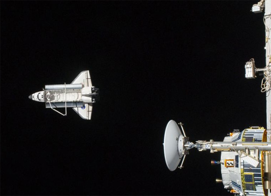 كوك الفضاء ديسكفري بعد أن خرج من محطة الفضاء الدولية