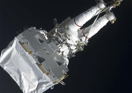رائد الفضاء ديف وولف ينقل وحدة القيادة الخطية وجزئين آخرين إلى منصة التستيف الخارجية