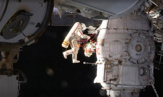 رائد الفضاء الروسي أوليغ كونونينكو يقوم بعملية سير في الفضاء