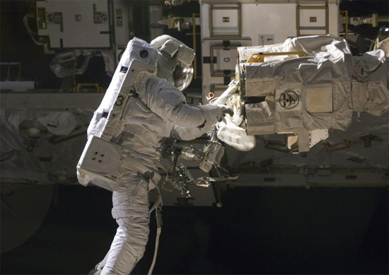 رائد الفضاء روبرت إل ساتشر جونيور يعمل خارج محطة الفضاء الدولية