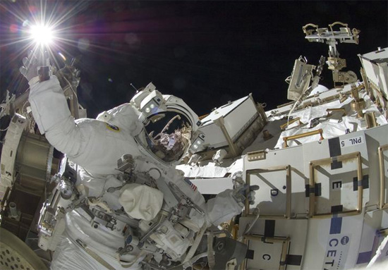 رائدة فضاء ناسا سونيتا ويليامز تشارك في الجلسة الثالثة للنشاط خارج المركبة