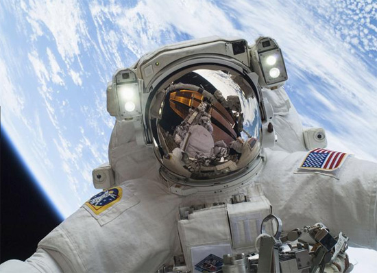 رائد الفضاء مايك هوبكنز أثناء مشاركته في الجولة الثانية