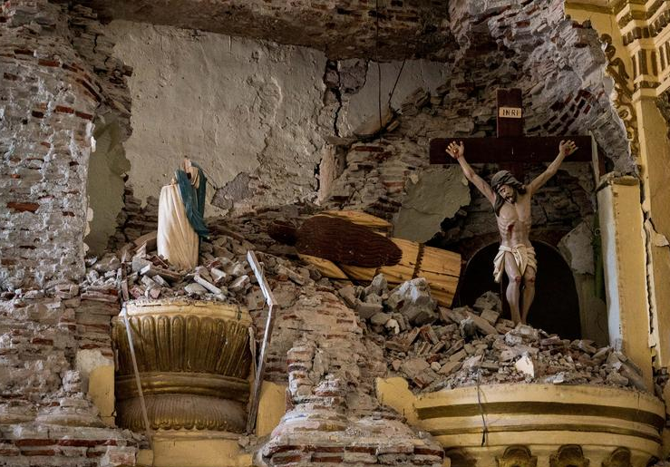 منظر لكنيسة مدمرة في أعقاب الزلزال الذي وقع في تيوم بمقاطعة أبرا بالفلبين.