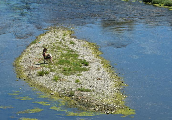 مجرى نهر جاف في بو ، حيث جفت أجزاء من أطول نهر في إيطاليا بسبب أسوأ موجة جفاف