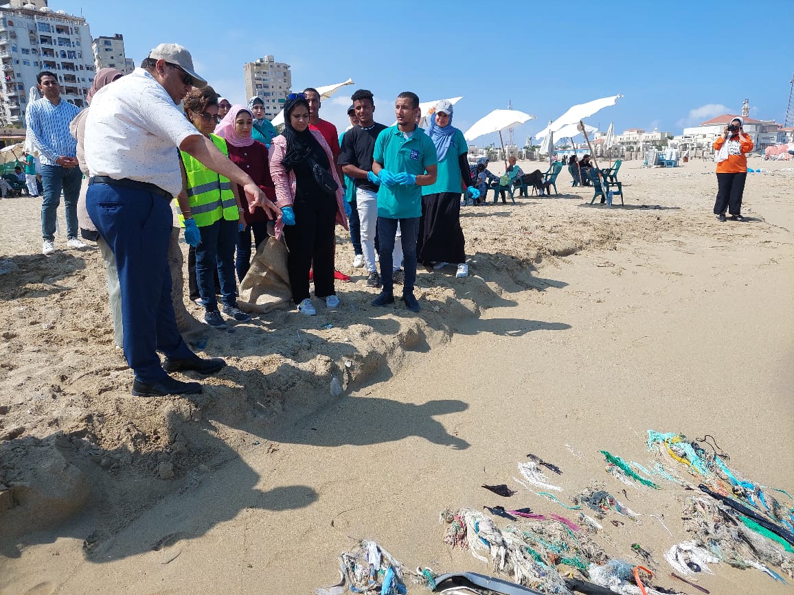 مبادرات لتنظيف الشواطئ بمشاركة ذوي الهمم (5)