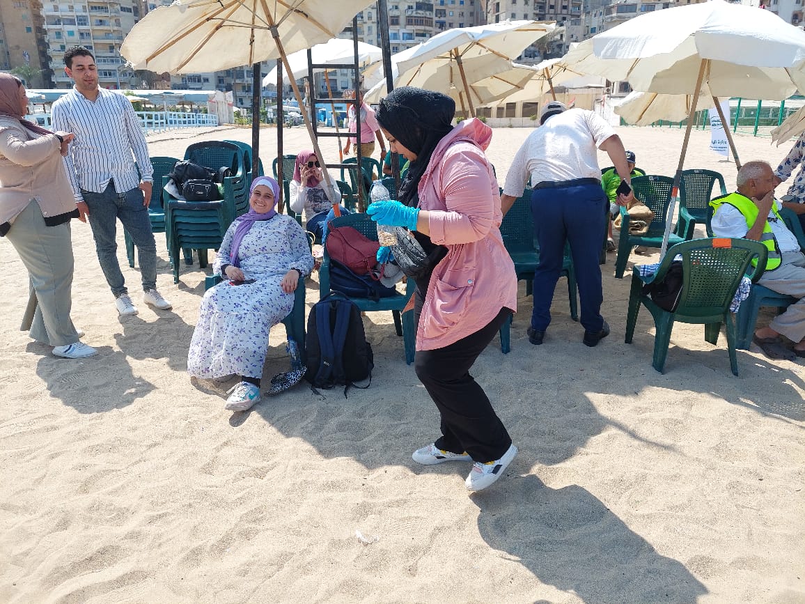 مبادرات لتنظيف الشواطئ بمشاركة ذوي الهمم (6)