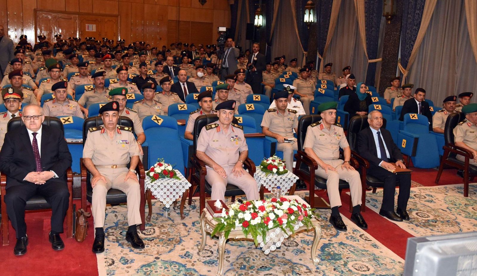 الفريق أسامة عسكر يشهد ندوة هيئة التدريب للقوات المسلحة  (1)