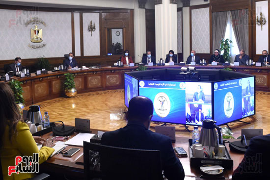 رئيس الوزراء يترأس اجتماع لجنة إدارة الأزمة الروسية الأوكرانية   (1)